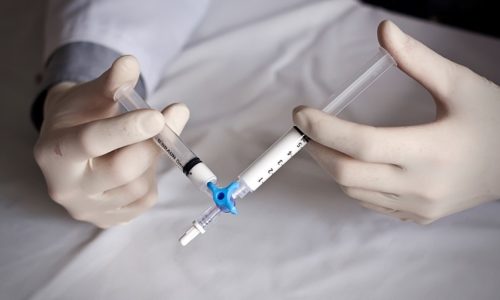 К малоинвазивным методам лечения геморроя относится склеротерапия (применение лекарств, склеивающих расширенные вены)